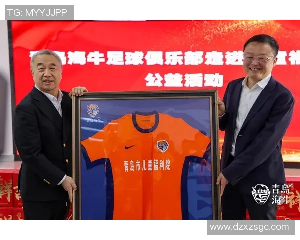 足球明星亲自送球迷定制球衣温暖互动传递爱心与激情